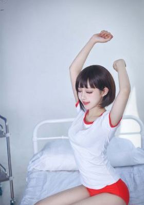 印度一小象被疾驰火车撞倒